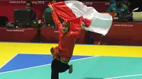 Pesilat Indonesia, Puspa Arumsari, melakukan selebrasi usai menjadi juara Asian Games di Arena Silat TMII, Jakarta, Senin (27/8/2018). Puspa meraih medali emas kelas seni kategori tunggal putri dengan nilai 467. (Merdeka.com/Arie Basuki)