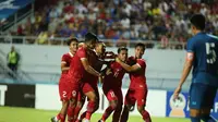 Para pemain Timnas Indonesia U-23 merayakan gol&nbsp;Jeam Kelly Sroyer (11) ke gawang Thailand pada laga semifinal Piala AFF U-23 2023 di&nbsp;Stadion Rayong Provincial Stadium, Kamis (24/8) malam WIB. Garuda Muda menang 3-1. (foto: PSSI)