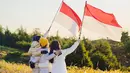 Luna Maya hingga Yura Yunita tampil dengan busana outdorr sembari mengibarkan bendera merah putih di dataran tinggi Prau. [@lunamaya].