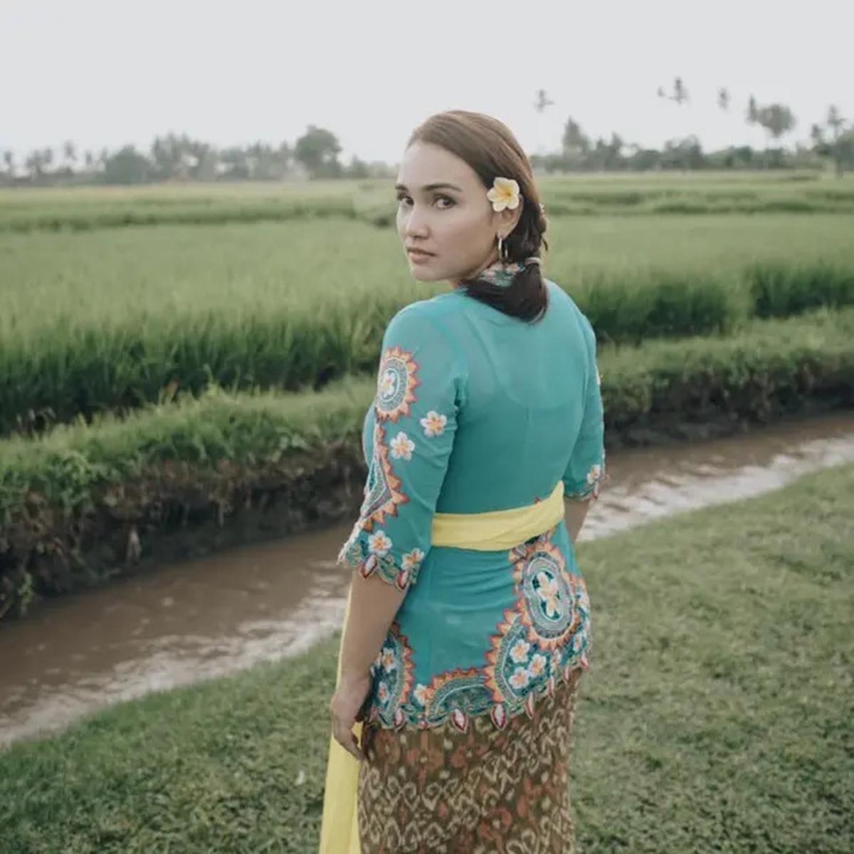 6 Pesona Feby Febiola yang Tak Pernah Memudar, Cantik dan Awet Muda di Usia 46 Tahun