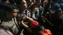 Sejumlah aparat kepolisian berjaga menghadapi massa demonstrasi Hari Sumpah Pemuda di kawasan Dukuh Atas, Jalan Jenderal Sudirman, Jakarta Pusat, Rabu (28/10/2026). Petugas berupaya mengendalikan situasi ketika massa mencoba menerobos barikade. (KLY/Budy Santoso)