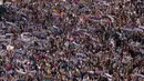 Para penggemar Real Madrid memadati lapangan Cibeles untuk merayakan trofi Liga Champions ke-15 di Madrid pada 2 Juni 2024. (Pierre-Philippe MARCOU/AFP)