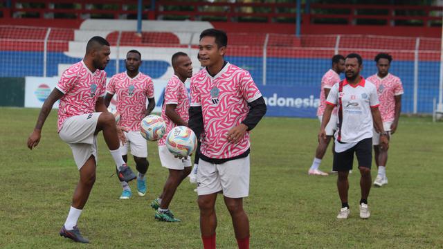 Erol Iba menjadi salah satu asisten pelatih PSBS Biak di Pegadaian Liga 2 2023/2024