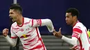 Pemain RB Leipzig Andre Silva (kiri) merayakan dengan Tyler Adams usai mencetak gol ke gawang Manchester City pada pertandingan sepak bola Grup A Liga Champions di Red Bull Arena, Leipzig, Jerman, 7 Desember 2021. RB Leipzig menang 2-1. (AP Photo/Michael Sohn)