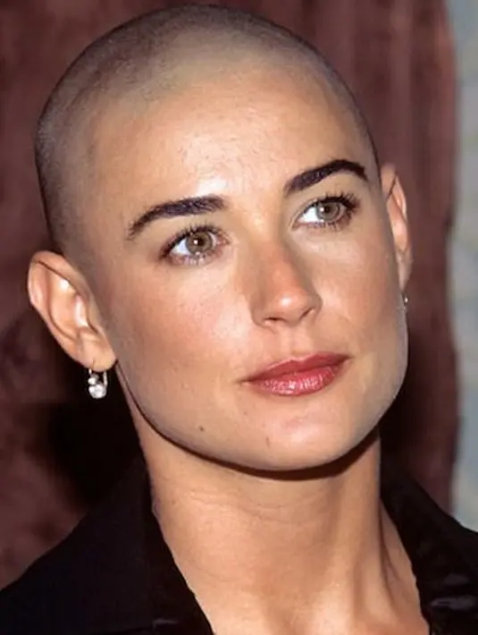 Demi Moore, mantan istri Bruce Willis dan Ashton Kutcher ini ternyata pernah botak. Artis kelahiran AS ini rela memangkas rambutnya untuk film G.I. Jane pada tahun 1997, yang pada saat itu menjadi artis dengan bayaran termahal. (www.pinterest.com)