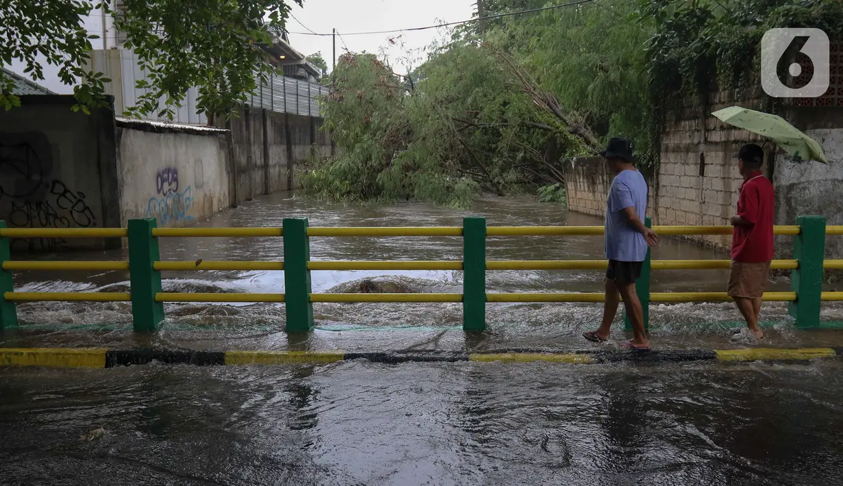 Banjir dengan ketinggian 20 - 90 cm yang melanda kawasan tersebut akibat meluapnya Kali Mampang usai hujan dengan intensitas tinggi mengguyur Jakarta.(Liputan6.com/Herman Zakharia)