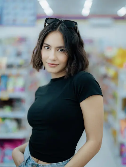 Pevita Pierce juga tampil energik dengan gaya rambut bob yang membuat tampilannya menawan. [Foto: Instagram/ Pevita Pierce]