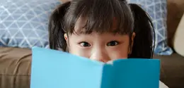 Di tengah maraknya penggunaan gadget pada anak, banyak orangtua mulai mencari alternatif aktivitas yang lebih edukatif sekaligus menyenangkan. Salah satu yang kini semakin populer adalah quiet book atau busy book—buku kain interaktif yang dirancang khusus untuk merangsang perkembangan anak melalui permainan sederhana. (foto/dok: freepik/jcomp)