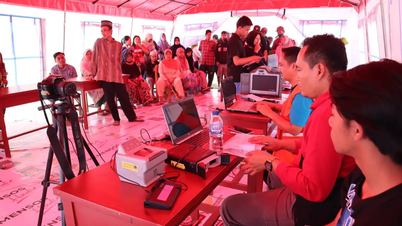 Kemensos memberikan layanan kependudukan bagi para korban bencana gempa Cianjur.