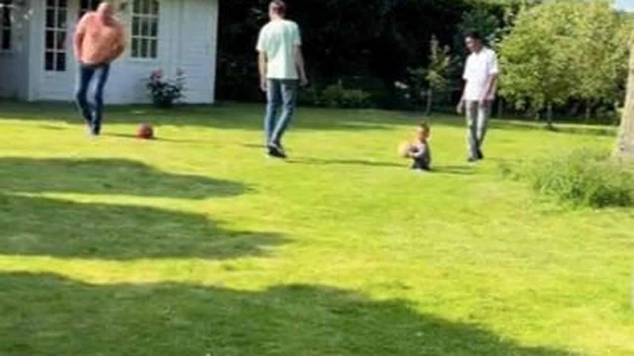 Setelah Dinner, Langsung Main Bola<br>