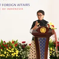 Lihat di sini gaya stylish Retno Marsudi padukan kebaya janggan dengan rok polkadot. (Kemlu.go.id)