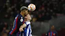 Pemain Barcelona, Ronald Araujo berebut bola udara dengan Alexander Sorloth dari Real Sociedad pada pertandingan perempatfinal Copa del Rey di stadion Camp Nou, di Barcelona, Spanyol, Kamis (26/1/2023). Kemenangan ini mengantar Barcelona melaju ke semifinal. (AP Photo/Joan Monfort)