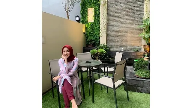 Penampilan ibu satu anak ini pun terlihat modis dan kece.