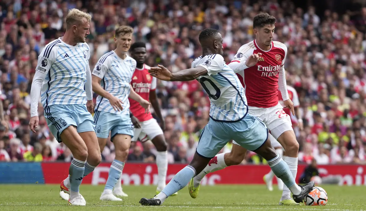 Pemain Arsenal, Kai Havertz (kanan), berusaha melewati hadangan pemain Nottingham Forest, Willy Boly, di pekan pertama Premier League 2023/2024 yang berlangsung di Emirates Stadium, Sabtu (12/8/2023) malam WIB. (AP Photo/Kirsty Wigglesworth)