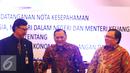 Mendagri Tjahjo Kumolo, Gubernur BI Agus Martowadjojo, Menkeu Bambang Brodjonegoro berbincang usai penandatanganan MoU tentang koordinasi pengembangan ekonomi dan keuangan daerah, Jakarta, Jumat (21/4). (Liputan6.com/Angga Yuniar)