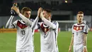 Penyerang Jerman, Thomas Mueller merayakan selebrasi bersama pemain Jerman lain usai memenangkan pertandingan saat kualifikasi Piala Eropa 2016 di Locomotiv Stadium, Minggu (29/3/2015). Jerman menang 2-0 atas Georgia. (REUTERS/David Mdzinarishvili)z)
