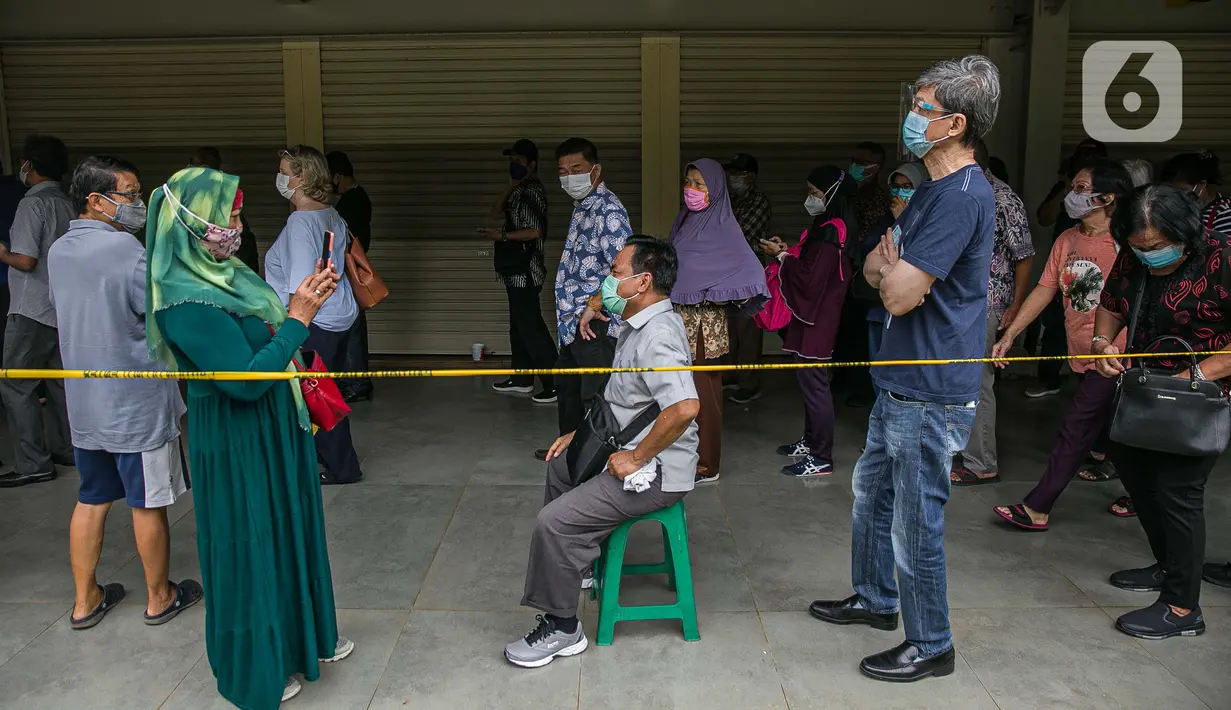 Lansia menghadiri kegiatan Sentra Vaksinasi Bersama COVID-19,  Jakarta, Senin (15/3/2021). Sentra Vaksinasi Bersama COVID-19 bagi lansia ini berlangsung pada 8 Maret hingga 10 Mei 2021. (Liputan6.com/Faizal Fanani)