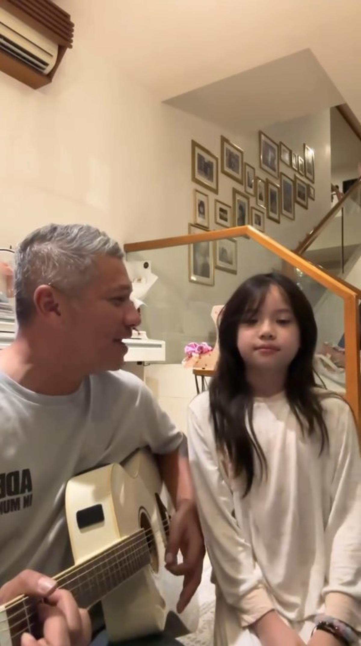 Ngaku Nyesel Nggak Belajar Alat Musik, Ini Momen Manis Gading Marten dan Gempi Cover Lagu 'Baby' Justin Bieber