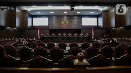 Suasana sidang putusan gugatan aturan umur kepala daerah di UU Pilkada di Mahkamah Konstitusi, Jakarta, Rabu (11/12/2019). MK menolak permohonan soal batasan umur maju sebagai calon kepala daerah lantaran batas usia bukanlah persoalan konstitusional. (Liputan6.com/Faizal Fanani)