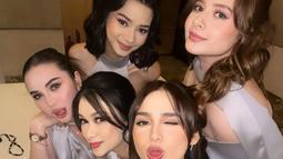 Inilah kekompakan para bridesmaid di nikahan Beby Tsabina yang semuanya tergabung pemain sinetron. Syifa hingga Jovita Karen serasi mengenakan dress bernuansa abu-abu glossy. (Liputan6.com/IG/@lilissulis22)