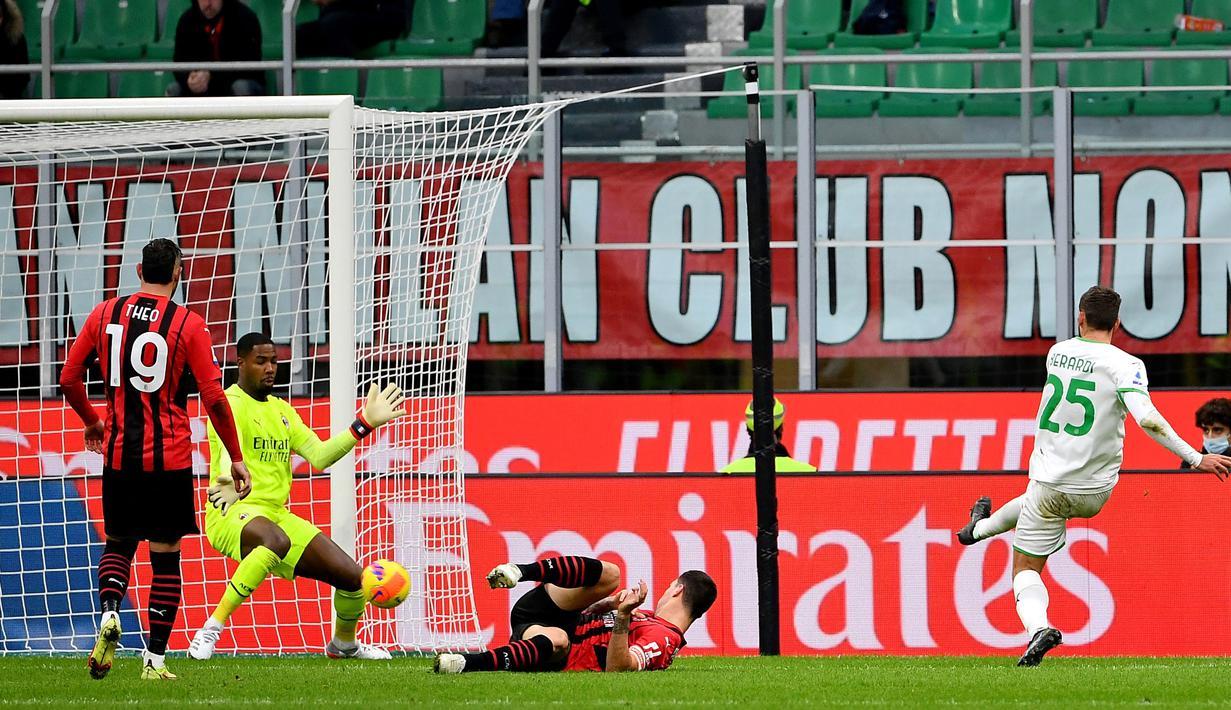 Domenico Berardi, winger Italia yang loyal membela Sassuolo sejak awal kariernya pada 2012 selalu memakai nomor punggung 25. Musim ini Berardi memilih nomor 10, yang identik dengan pemain kunci dalam tim. (AFP/Isabella Bonotto)