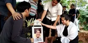 Selain sebagai presenter, Novita Angie juga berkarier sebagai penyiar radio, siapa sangka jika profesi tersebut ternyata menurun dari ayahnya.