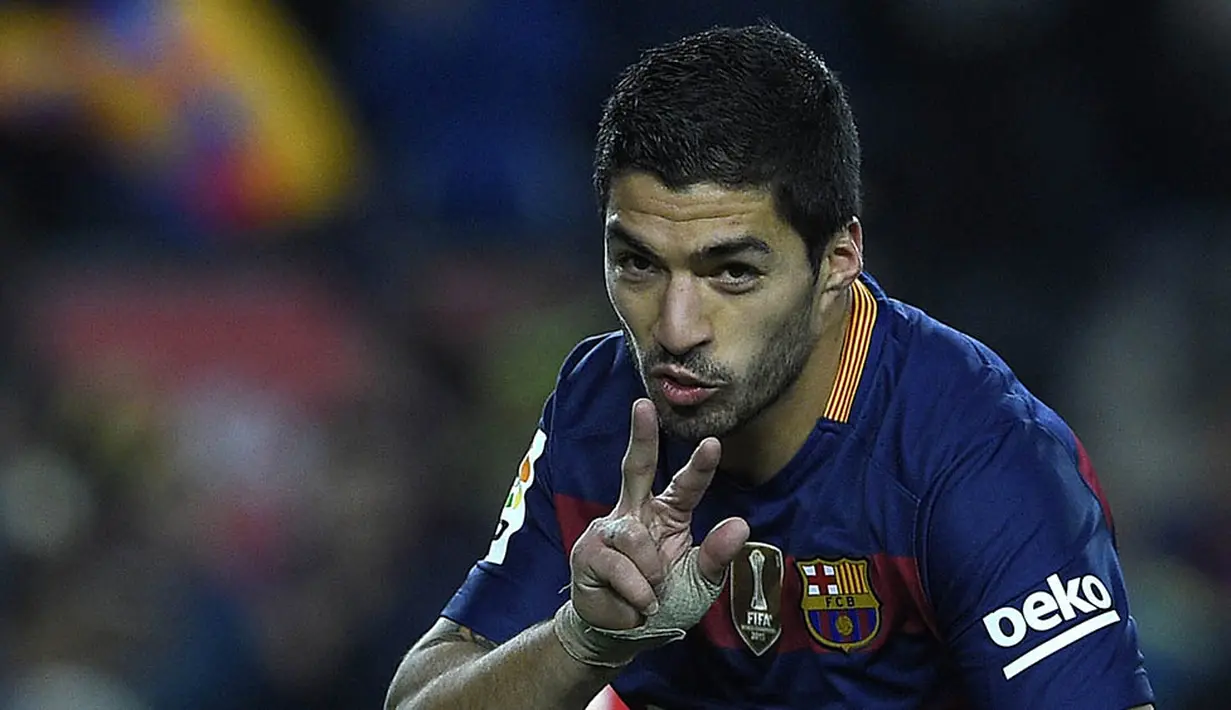 Penyerang Barcelona, Luis Suarez, merayakan hat-trick ke gawang Athletic Bilbao. Musim ini pesepak bola Uruguay itu sudah berhasil mencetak 18 gol di ajang La Liga. (AFP/Lluis Gene)
