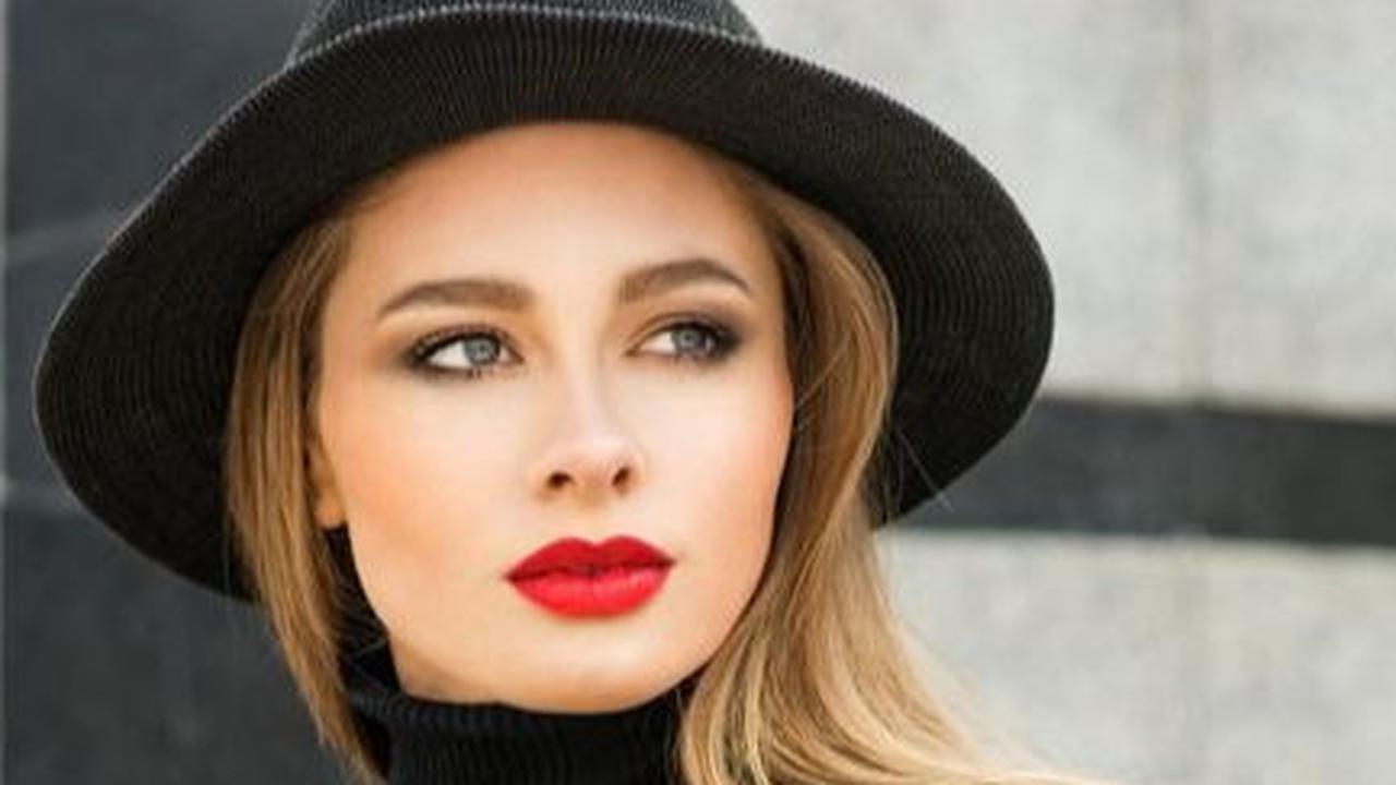 4. Lipstik Warna Terang atau Mencolok