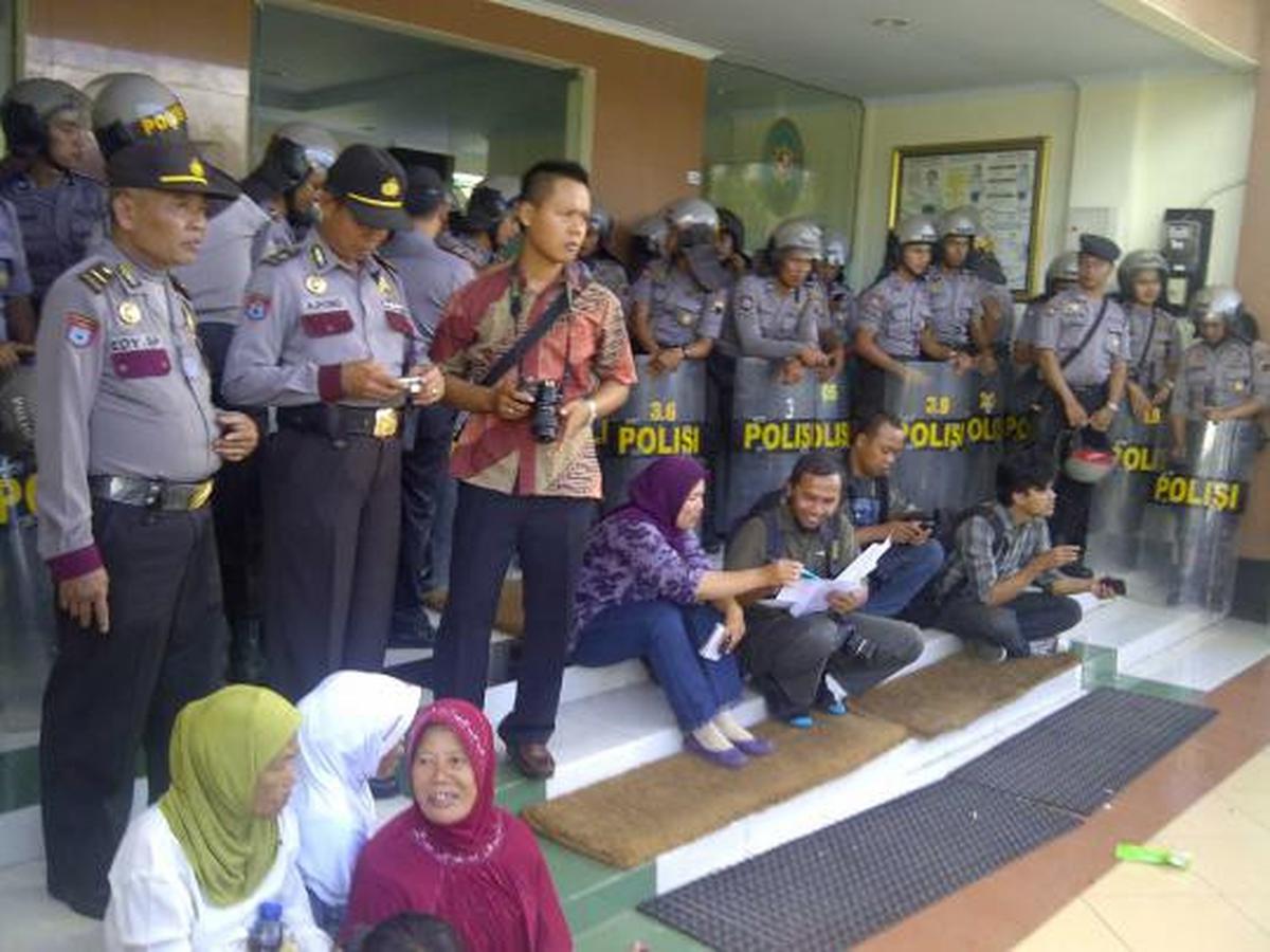 Ratusan warga bawa keranda mayat dan kambing ke PN Mungkid