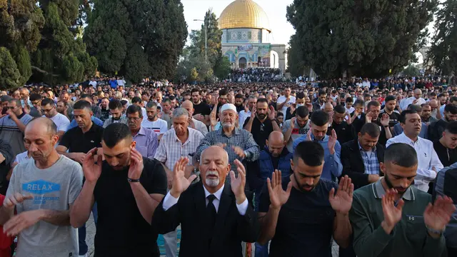 Potret Warga Palestina Sholat Idul Fitri di Tengah Ketegangan dengan Israel