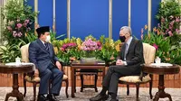 Menteri Pertahanan Republik Indonesia Prabowo Subianto diterima dengan hangat oleh Perdana Menteri Singapura Lee Hsien Loong, Sabtu (11/6). (Biro Humas Setjen Kemhan)