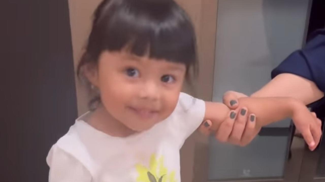Kocak! Momen Lucu Ameena Anak Atta & Aurel Pakai Sepatu Heels, Bilang Mau 'Ngantor