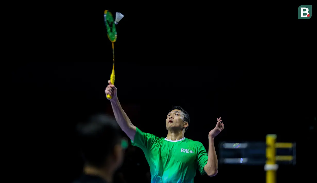 Jonatan Christie dari tim Blitzers mengembalikan kok ke arah Kodai Naraoka dari tim Rockets dalam laga Badminton XL 2025 di Istora Senayan, Jakarta, Jumat (03/10/2025). (Bola.com/Bagaskara Lazuardi)