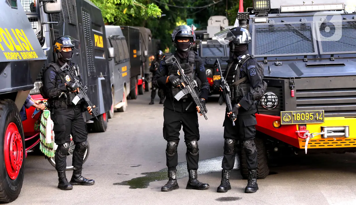 Polisi bersenjata lengkap melakukan pengamanan di Kawasan Bundaran HI, Jakarta, Jumat (31/12/2021). Pengaman tersebut untuk mengamankan kondisi Jakarta saat malam pergantian tahun baru 2021. (Liputan6.com/Angga Yuniar)