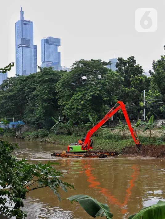 Pengerukan untuk mencegah pendangkalan akibat endapan lumpur. (Liputan6.com/Angga Yuniar)