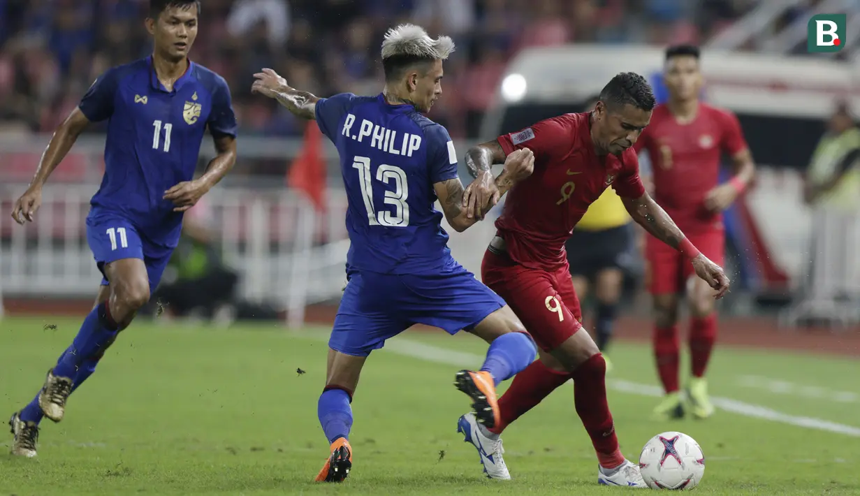 Striker Timnas Indonesia, Beto Goncalves, berusaha melewati bek Thailand, Philip Roller, pada laga Piala AFF 2018 di Stadion Rajamangala, Bangkok, Sabtu (17/11). Thailand menang 4-2 dari Indonesia. (Bola.com/M. Iqbal Ichsan)