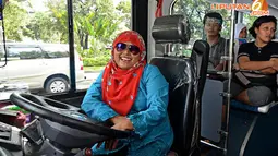[FOTO] Peringati Kartini, Supir Bus Tingkat Pakai Kebaya