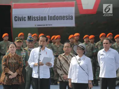 Presiden Jokowi memberikan sambutan sebelum melepas keberangkatan pesawat Hercules TNI AU yang membawa bantuan untuk pengungsi Rohingya yang melarikan diri ke Bangladesh, di Lanud Halim Perdanakusuma, Jakarta, Rabu (13/9).  (Liputan6.com/Faizal Fanani)
