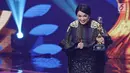 Penyanyi dangdut Zaskia Gotik menerima piala untuk kategori penampilan kostum dangdut terbaik dalam ajang Indonesia Dangdut Awards 2017 di Studio 6 EMTEK CITY, Jakarta, Jumat (13/10). (Liputan6.com/Herman Zakharia)