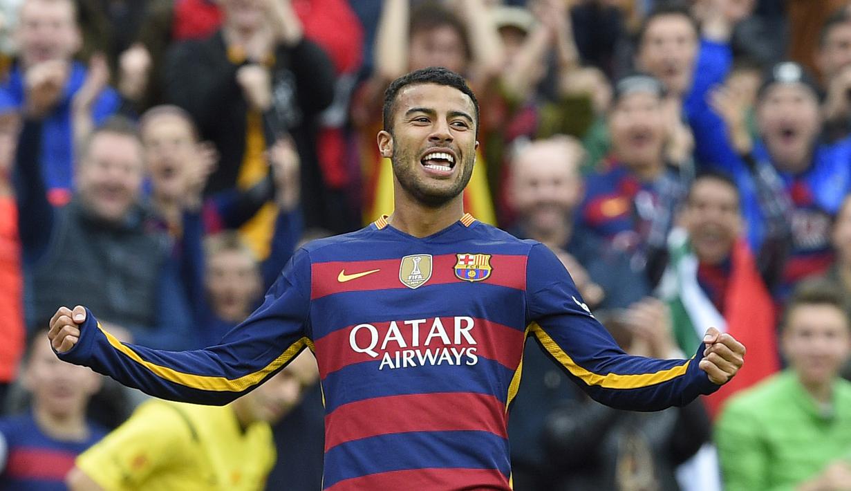 Pemain Barcelona, Rafinha menorehkan satu gol saat Barcelona menang telak atas Espanyol pada lanjutan La Liga Spanyol pekan ke-37 di Stadion Camp Nou, (8/5/2016).  (AFP/Lluis Gene)