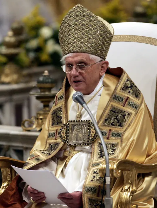 Paus Benediktus XVI membacakan pesannya pada ensiklik pertamanya saat ia memimpin misa Vesper di dalam Basilika Santo Paulus di Vatikan pada 25 Januari 2006. Benediktus menghabiskan tahun-tahun terakhirnya di biara Mater Ecclesiae di dalam tembok Vatikan. (AP Photo/Gregorio Borgia, File)