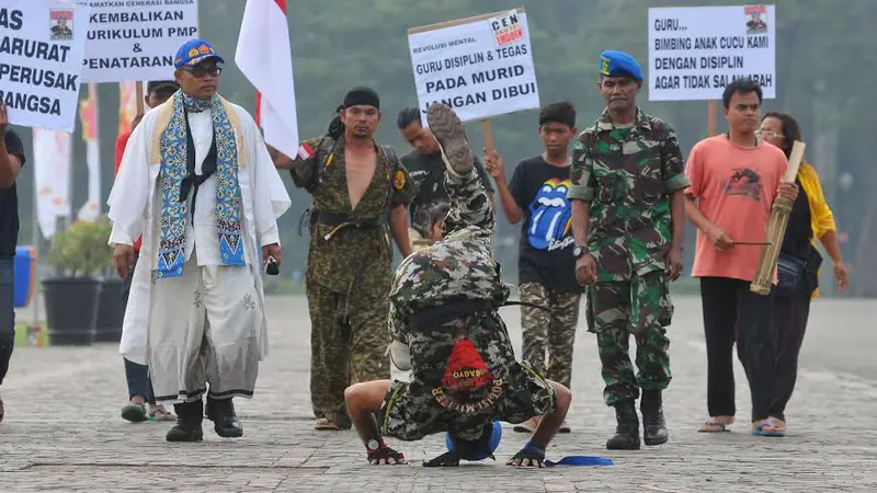 Kopral Bagyo koprol keliling Monas