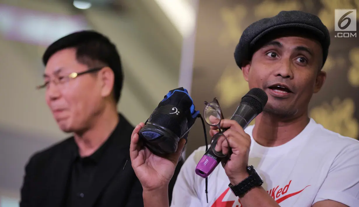 Basis Slank Ivan menunjukkan sepatu saat peluncuran sepatu limited edition kolaborasi antara Slank dan Eagle dikawasan Jakarta, Rabu (23/5). Sepatu ini hanya diproduksi sebanyak 1,200 pasang. (Liputan6.com/Faizal Fanani)