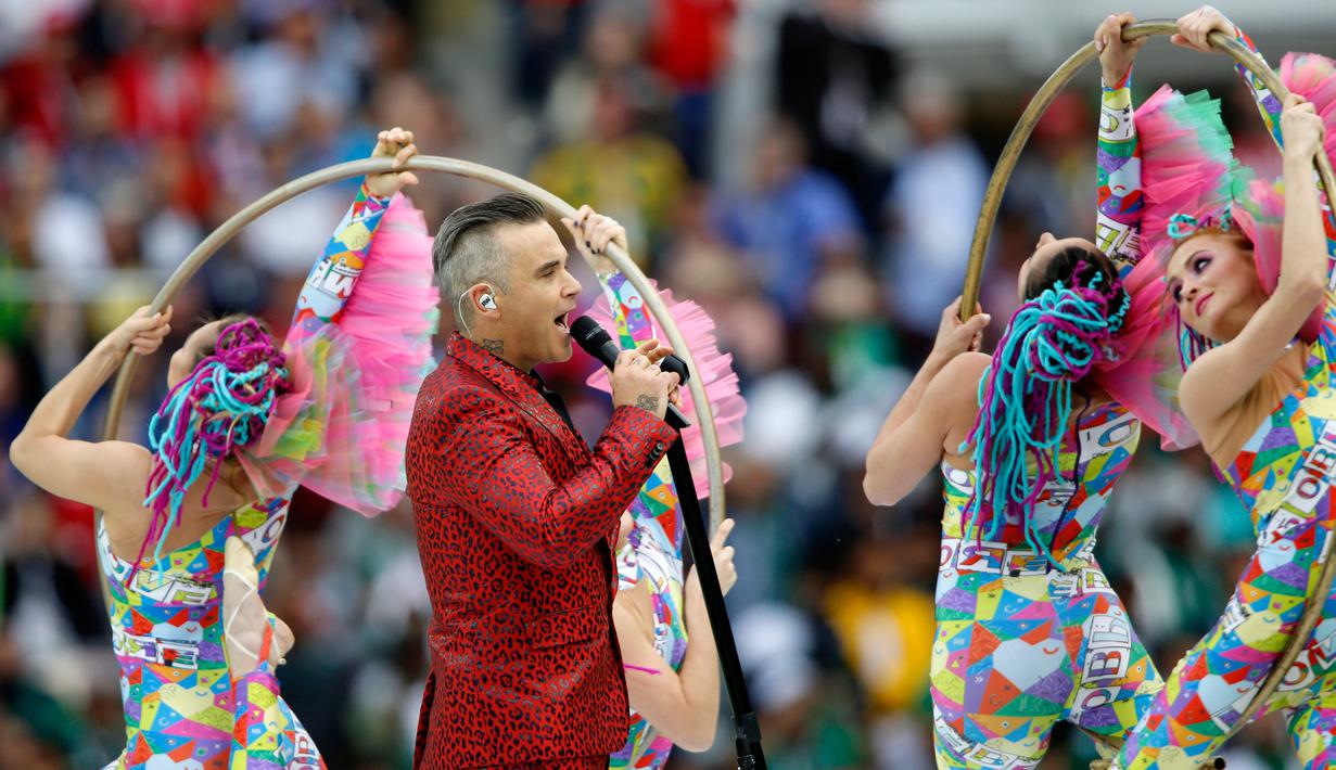 Penampilan penyanyi asal Inggris, Robbie Williams pada upacara pembukaan Piala Dunia 2018 di Stadion Luzhniki, Moskow, Kamis (14/6). Robbie membuka pertunjukkan dengan menyanyikan lagu miliknya yakni Let Me Entertain You. (AP/Pavel Golovkin)