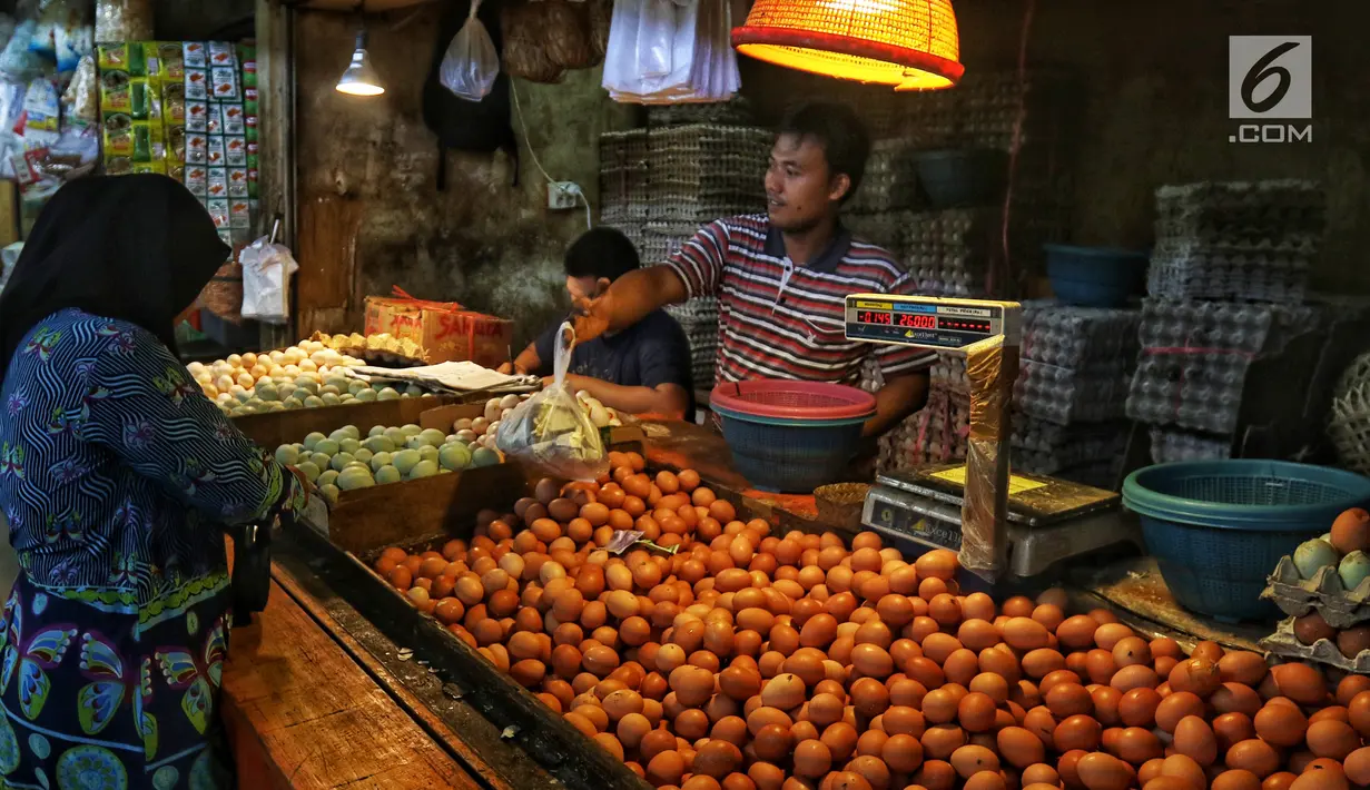 Pedagang melayani pembeli saat membeli sembako di Pasar Kebayoran Lama, Jakarta, Kamis (2/5/2019). Naiknya harga kebutuhan pokok jelang Ramadan dikarenakan permintaan konsumen meningkat. (Liputan6.com/JohanTallo)