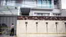 Garis polisi di depan rumah mewah seorang arsitek bernama Dodi Triono di Jalan Pulomas Utara, Kayuputih, Jakarta Timur, Rabu (28/12). Rumah tersebut merupakan TKP pembunuhan sadis yang menewaskan enam orang penghuni rumah. (Liputan6.com/Faizal Fanani)