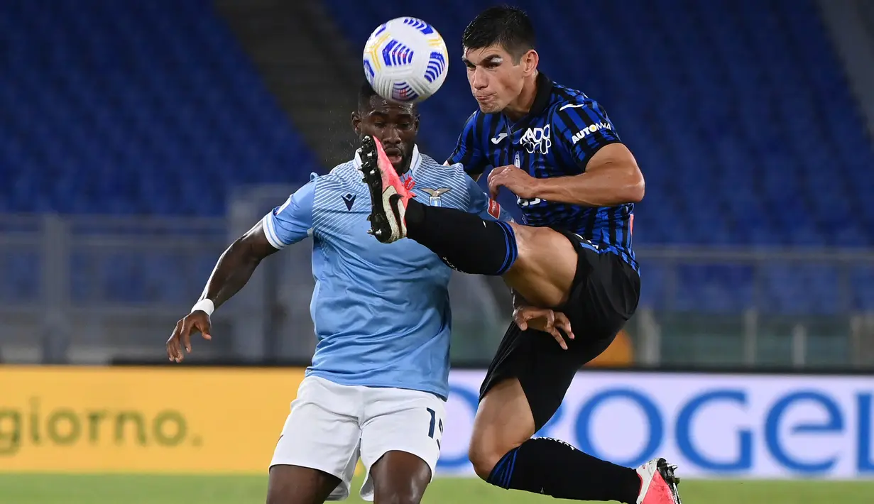 Gelandang Atalanta, Ruslan Malinovskiy berebut bola dengan pemain Lazio, Bastos pada laga kedua Liga Italia Serie A di Stadion Olimpiade, Rabu (30/9/2020). Atalanta mampu menaklukkan tuan rumah Lazio dengan skor 4-1. (Alfredo Falcone/LaPresse via AP)