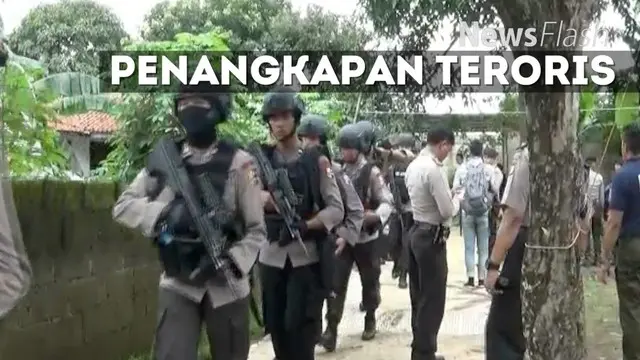 Detasemen Khusus (Densus) 88 Antiteror Mabes Polri menangkap pria berinisial AR alias Abu Fauzan di Bekasi.
