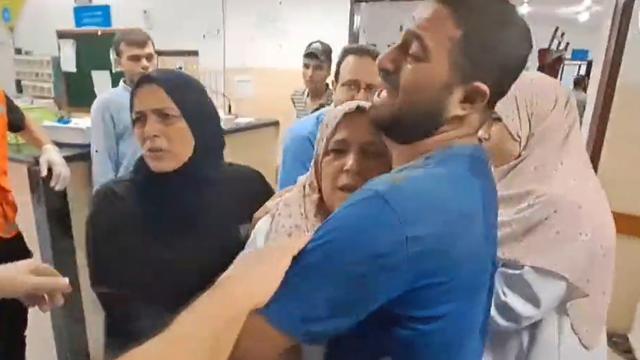 Viral Momen Pilu Tenaga Kesehatan RS Indonesia di Gaza Lihat Putrinya Jadi Korban Serangan Israel. Foto: Twitter @OsaidesserMD.