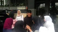 Witan Sulaiman saat melayani permintaan foto dari fans di hotel tempat Timnas Indonesia U-19 menginap di Bekasi, Senin (2/10/2017). (Bola.com/Benediktus Gerendo Pradigdo)